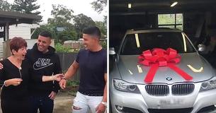Irmãos demonstram gratidão por sacrifícios da mãe e economizam por 5 anos para da a ela seu carro de luxo dos sonhos Irmãos demonstram gratidão por sacrifícios da mãe e economizam por 5 anos para da a ela seu carro de luxo dos sonhos