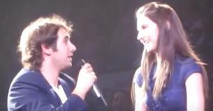 Josh Groban nodigt fan uit voor een duet met hem - en ze overdondert het publiek Josh Groban nodigt fan uit voor een duet met hem - en ze overdondert het publiek