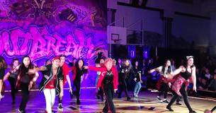 Professora de 60 anos rouba o show durante apresentação de 'Uptown Funk' dos alunos Professora de 60 anos rouba o show durante apresentação de 'Uptown Funk' dos alunos