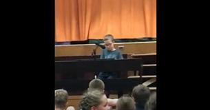 Viertklässler rührt Eltern mit Interpretation von Viertklässler rührt Eltern mit Interpretation von