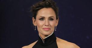 Jennifer Garner Channels Old Hollywood Glam In Her ‘Pinch Me’ Moment On The Red Carpet Jennifer Garner Channels Old Hollywood Glam In Her ‘Pinch Me’ Moment On The Red Carpet