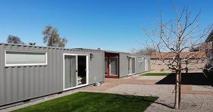 Eltern bauen 2 Tiny Houses im Garten, damit ihre Töchter im Teenageralter in der Nähe und doch unabhängig leben können Eltern bauen 2 Tiny Houses im Garten, damit ihre Töchter im Teenageralter in der Nähe und doch unabhängig leben können