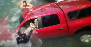 Good Samaritans Restored Faith In Humanity By Rescuing Drowning Elders And Their Pet Chihuahua Good Samaritans Restored Faith In Humanity By Rescuing Drowning Elders And Their Pet Chihuahua