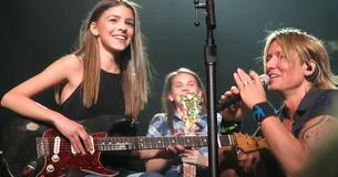 Keith Urban teilt das Rampenlicht mit einem jungen Fan, der die Menge mit seiner Live-Performance sprachlos machte Keith Urban teilt das Rampenlicht mit einem jungen Fan, der die Menge mit seiner Live-Performance sprachlos machte