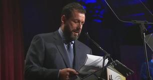 Adam Sandler Let His Two Daughters Write His Acceptance Speech And They Nailed It Adam Sandler Let His Two Daughters Write His Acceptance Speech And They Nailed It