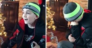Junge sieht Neugeborenes unter dem Weihnachtsbaum und flippt aus, als er ihr Shirt liest Junge sieht Neugeborenes unter dem Weihnachtsbaum und flippt aus, als er ihr Shirt liest