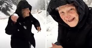 101-jährige Mutter zwingt ihren Sohn, anzuhalten, weil es angefangen hat zu schneien, damit sie im Schnee spielen kann 101-jährige Mutter zwingt ihren Sohn, anzuhalten, weil es angefangen hat zu schneien, damit sie im Schnee spielen kann