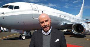 John Travolta ger fansen en videorunda av sitt privatjet för flera miljoner dollar som innehåller en John Travolta ger fansen en videorunda av sitt privatjet för flera miljoner dollar som innehåller en