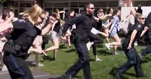 100 élèves qui interprètent « Uptown Funk » sont rejoints par des policiers amusants qui ont le rythme dans la peau 100 élèves qui interprètent « Uptown Funk » sont rejoints par des policiers amusants qui ont le rythme dans la peau
