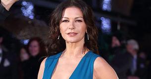 Catherine Zeta-Jones, 53 anni, si mostra in bikini mentre si allena Catherine Zeta-Jones, 53 anni, si mostra in bikini mentre si allena