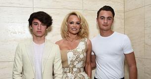 La fière maman Pamela Anderson appelle ses fils « de vrais miracles » et dit qu'ils l'ont « sauvée » La fière maman Pamela Anderson appelle ses fils « de vrais miracles » et dit qu'ils l'ont « sauvée »