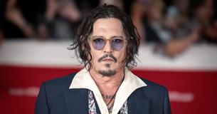 Johnny Depp Dresses As Jack Sparrow & Spreads Joy At Children’s Hospital Johnny Depp Dresses As Jack Sparrow & Spreads Joy At Children’s Hospital