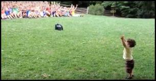 Toddler Faces Hundreds Of Strangers And Immediately Steals The Show Toddler Faces Hundreds Of Strangers And Immediately Steals The Show