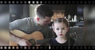 A pequena de cincos aninhos diz ao pai que irá cantar uma canção A pequena de cincos aninhos diz ao pai que irá cantar uma canção