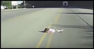 Toddler Falls From Bus And Lies Still On Busy Highway Before Stranger Saves Her Toddler Falls From Bus And Lies Still On Busy Highway Before Stranger Saves Her