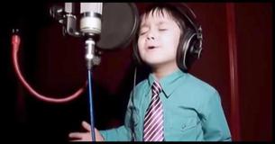 Este garotinho só tem 4 anos, mas quando canta eu me arrepio Este garotinho só tem 4 anos, mas quando canta eu me arrepio