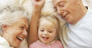 Großeltern, die babysitten, erkranken seltener an Alzheimer Großeltern, die babysitten, erkranken seltener an Alzheimer