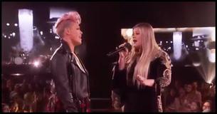 Kelly Clarkson & P nk Honor Recent Tragedy Victims With A Somber Performance Of 'Everybody Hurts' Kelly Clarkson & P nk Honor Recent Tragedy Victims With A Somber Performance Of 'Everybody Hurts'