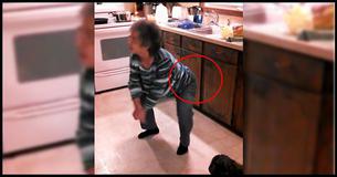 A vovó estava cozinhando, quando a sua música favorita tocou no rádio. Sua neta registrou os movimentos divertidos numa câmera A vovó estava cozinhando, quando a sua música favorita tocou no rádio. Sua neta registrou os movimentos divertidos numa câmera