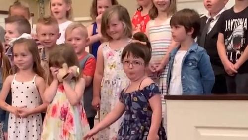 5 Year Old Girl Steals The Show During Preschool Graduation With Funny Dance Moves