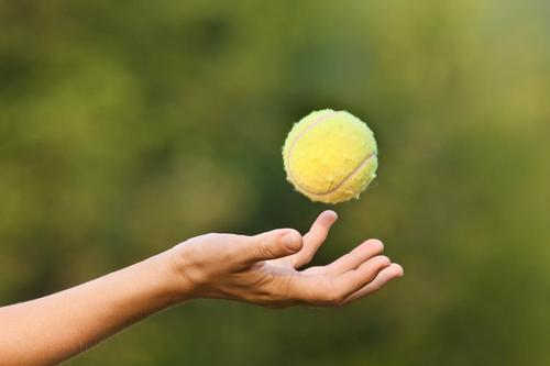 Voici pourquoi vous devriez mettre des balles de tennis dans votre