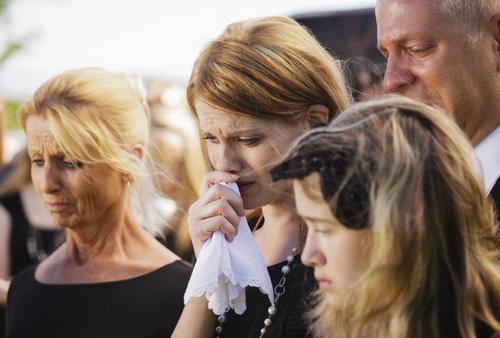 Une Mere Eploree Apprend Accidentellement Que Sa Sœur Est Enceinte Lors Des Funerailles De Son Bebe Mort Ne