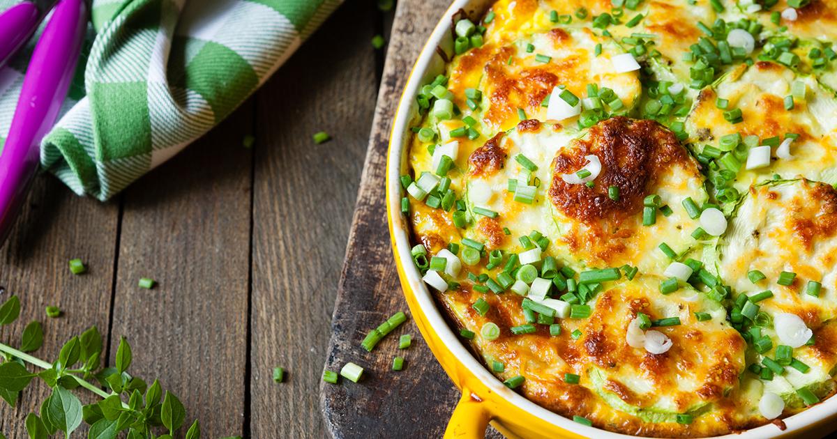 Leckeres Low Carb Rezept: Auflauf mit Gemüse und Spiegeleiern