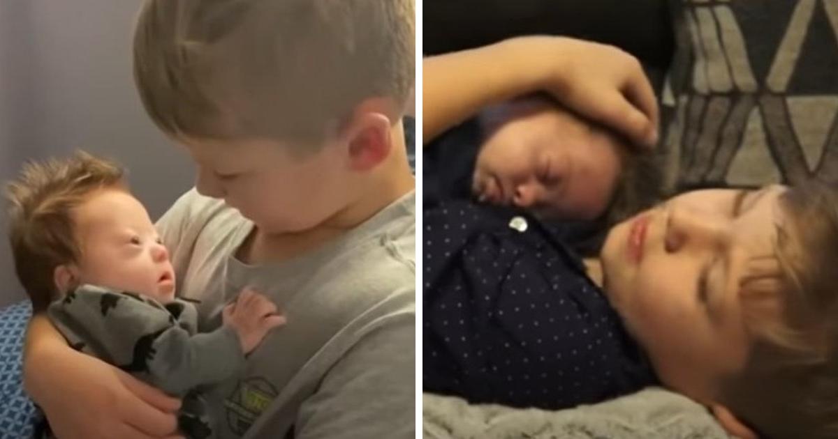 jongen zingt liedje voor zijn dolblije broertje die het jongen zingt liedje voor zijn dolblije broertje die het